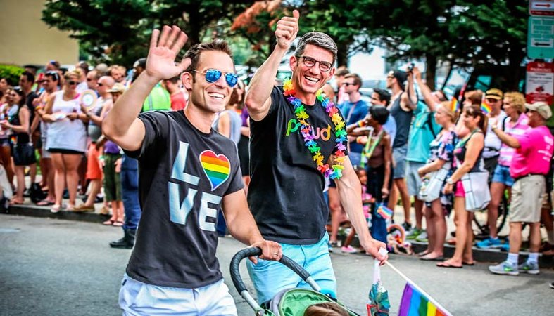 캐피탈 프라이드 퍼레이드 중 자녀와 함께 걷는 커플-워싱턴 DC의 LGBTQ 여름 이벤트