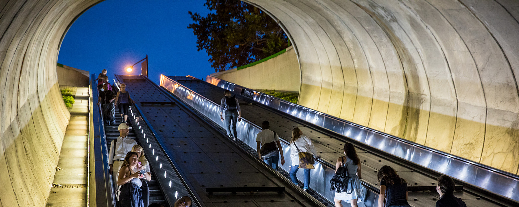 U-Bahn-Fahrer auf Rolltreppe am Nordausgang des Dupont Circle