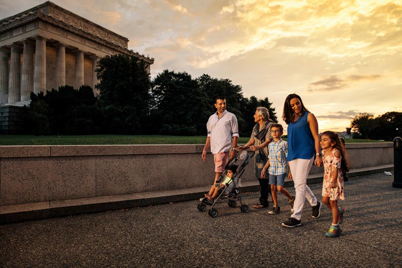 Familia caminando por el National Mall - Cómo recorrer los monumentos y memoriales en Washington, DC