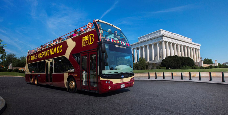 Посетители на большом автобусе перед мемориалом Линкольна - чем заняться в Вашингтоне, округ Колумбия