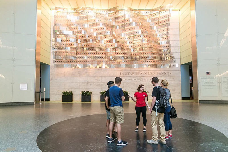 @washingtondcua - Tour guide with group in Smithsonian National Museum of American History - Free museum in Washington, DC